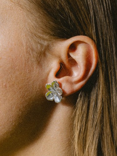 srebrny kolczyk kwiatek na sztyfcie