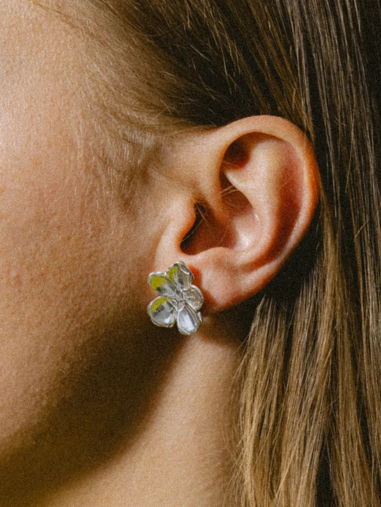 srebrny kolczyk kwiatek na sztyfcie