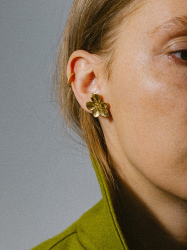 kolczyki kwiatki złote na sztyfcie