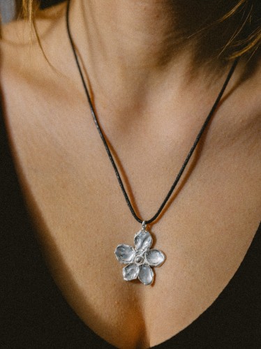 srebrna zawieszka kwiatek