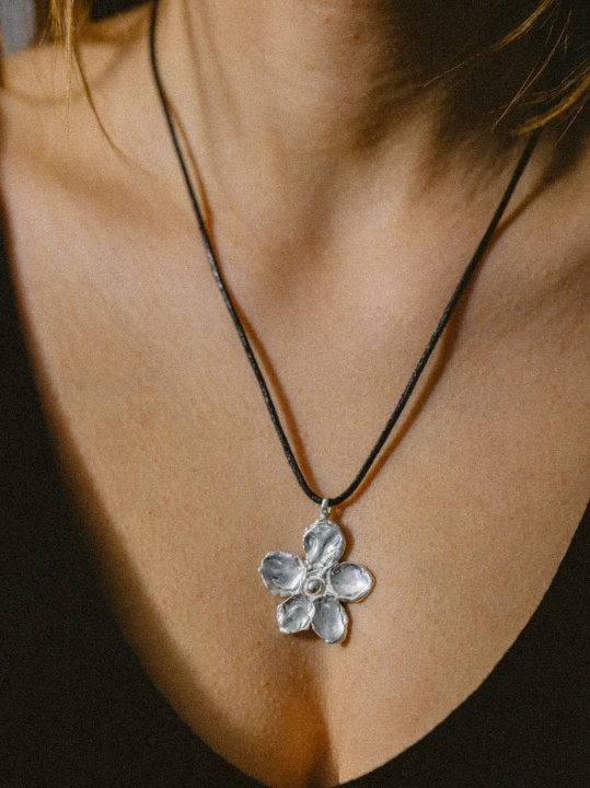 srebrna zawieszka kwiatek