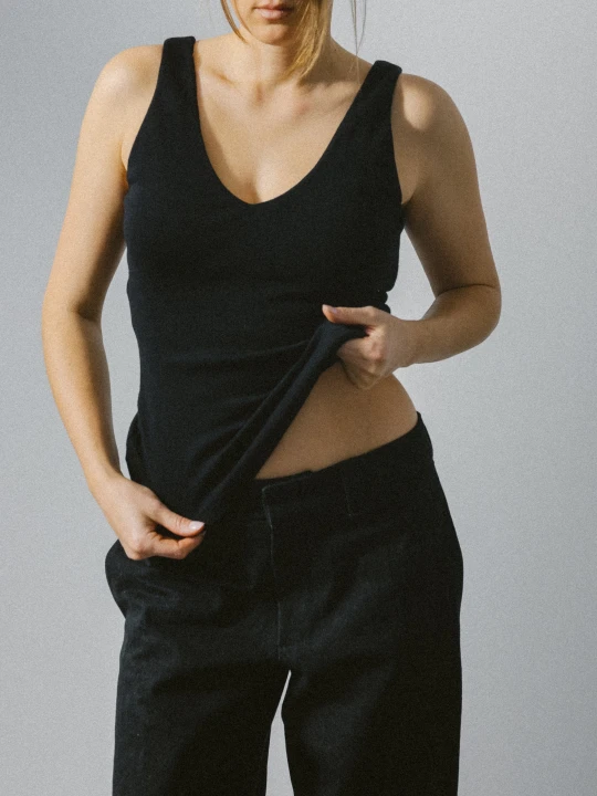 czarna bluza na ramiaczka