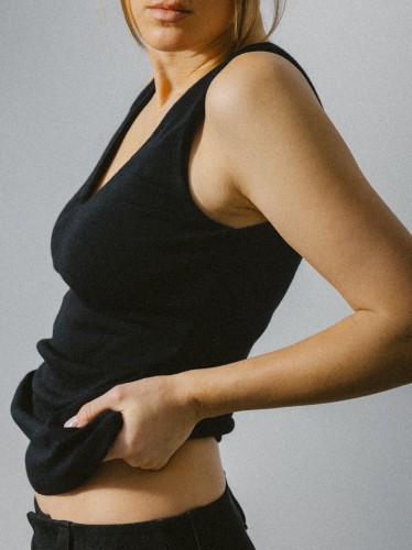 czarny top na ramiaczka