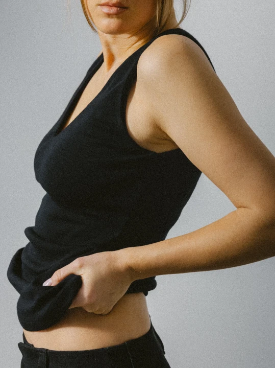 czarny top na ramiaczka