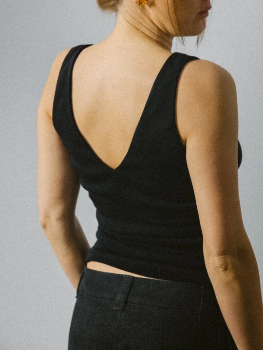 czarna bluzka z dekoltem V