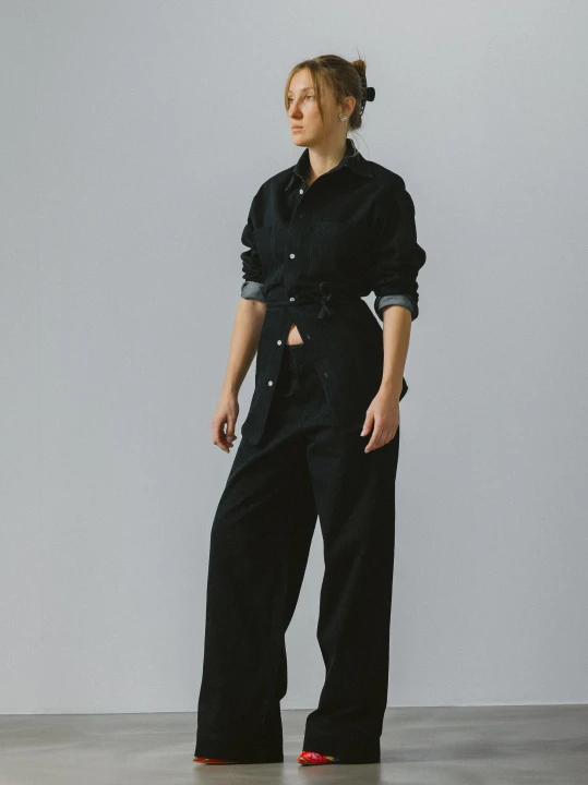 jeansowe spodnie z srednim stanem w komplecie z koszula