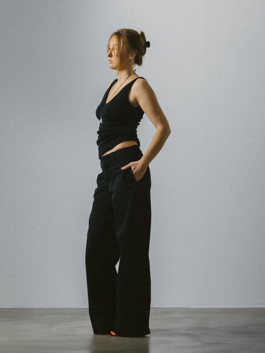 jeansowe spodnie z srednim stanem i wysokim mankietem