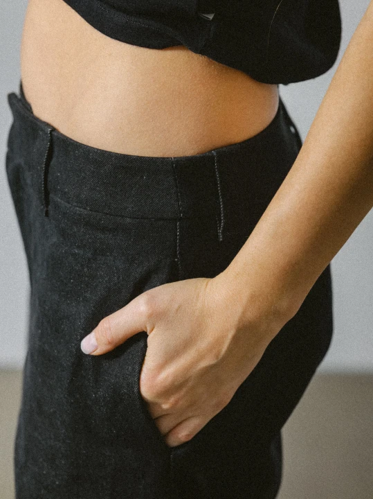 jeansowe spodnie z srednim stanem i serokimi szlufkami