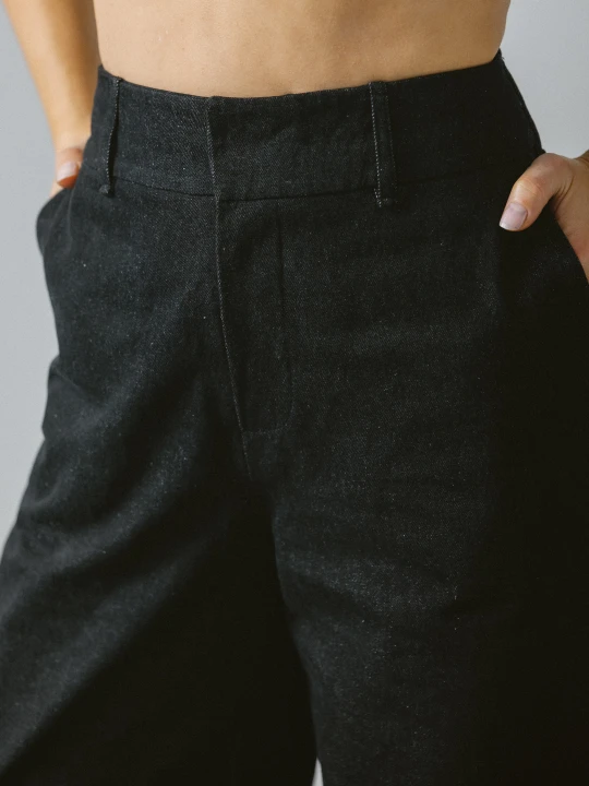 jeansowe spodnie z wysokim stanem i prosta nogawka