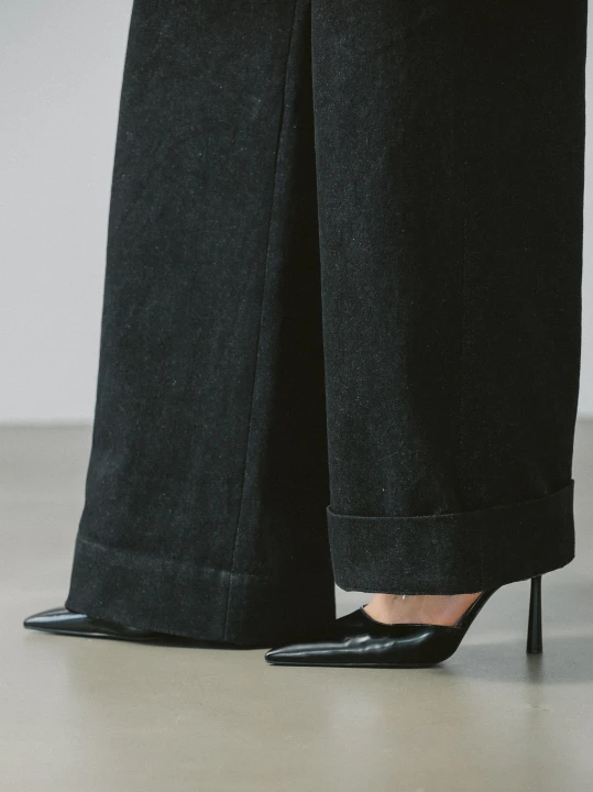 jeansowe spodnie z wysokim stanem i wysokim mankietem