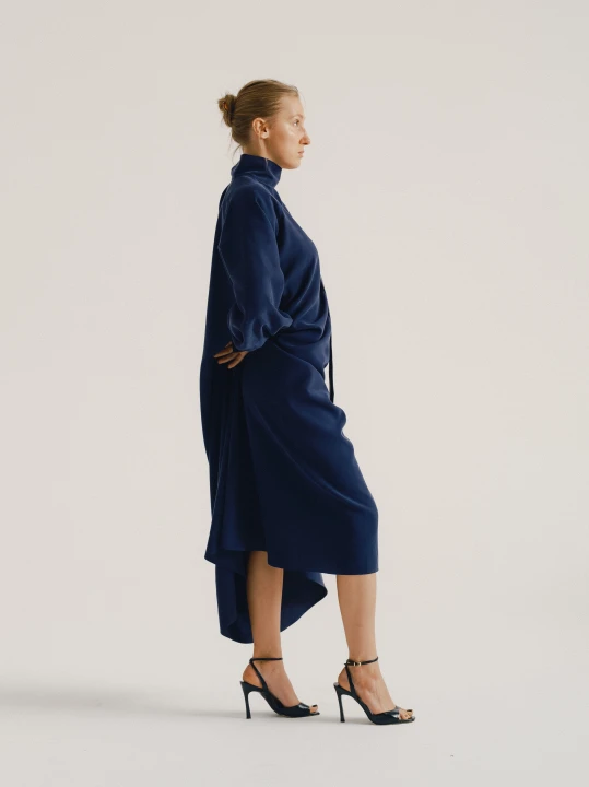 Wiskozowa sukienka maxi w głębokim granacie, prezentowana na modelce w studio.