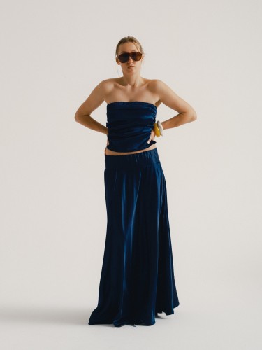 Damski top bandeau w kolorze granatowym w eleganckiej stylizacji.