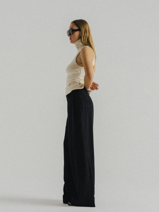 Minimalistyczne czarne spodnie lniane damskie do eleganckich stylizacji