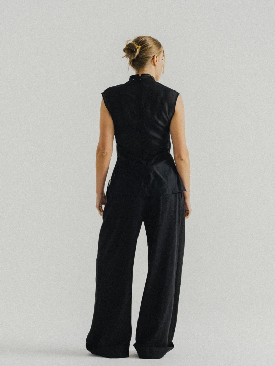 Elegancki czarny top damski o minimalistycznym kroju