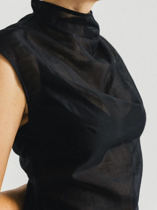ekki transparentny top z Tencelu o minimalistycznym kroju i eleganckim wykończeniu.