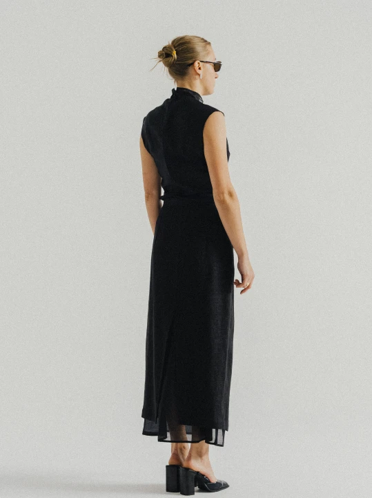 Elegancka czarna spódnica maxi z lnu i wiskozy do minimalistycznych stylizacji
