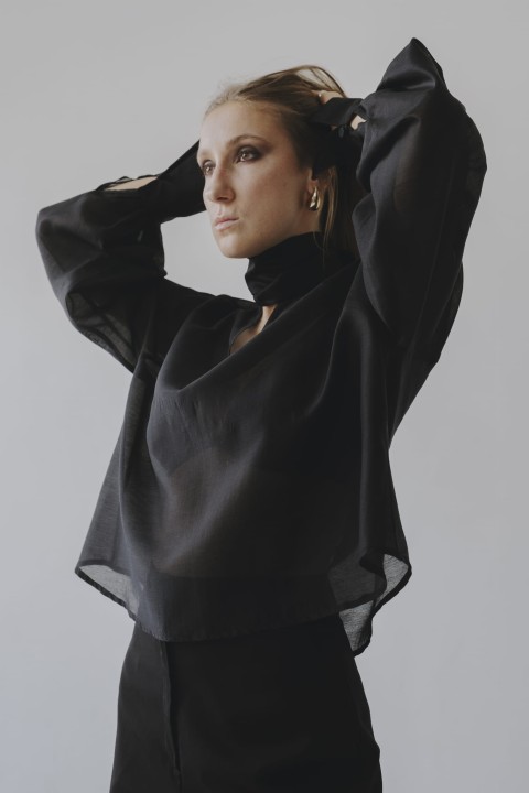 transparentna czarna koszula z mankietami