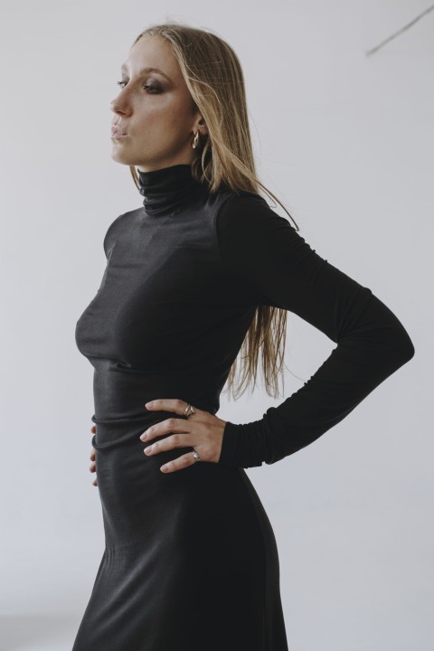 czarna sukienka z golfem