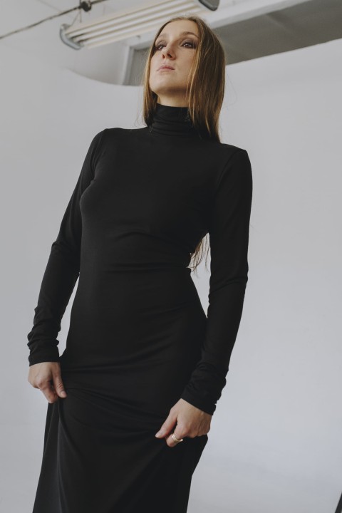 dluga sukienka z dlugim rekawem dzianinowa