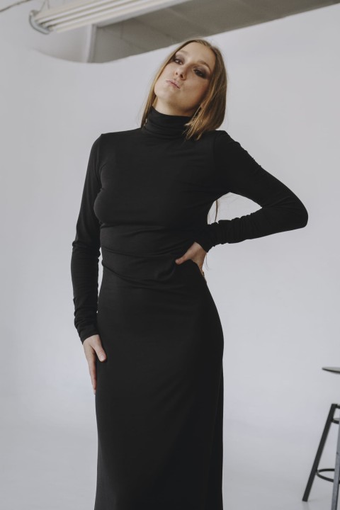 dopasowana czarna dluga sukienka