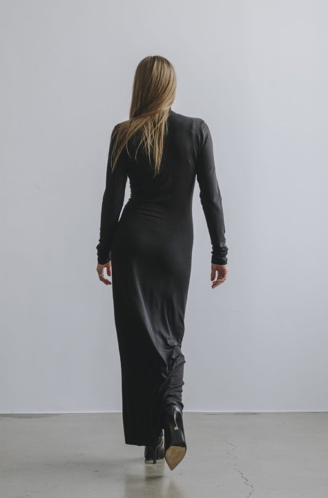 czarna dluga sukienka jersey