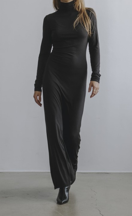 czarna dopasowana sukienka maxi