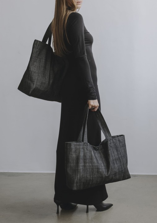 czarna sukienka maxi z dlugim rekawem