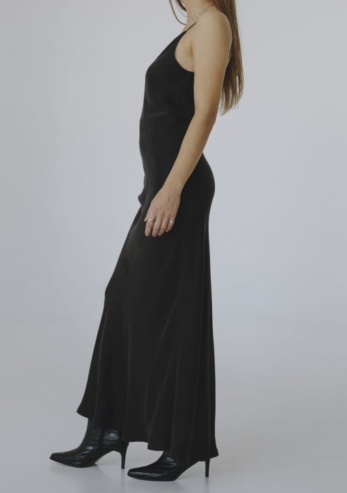 elegancka czarna dluga sukienka