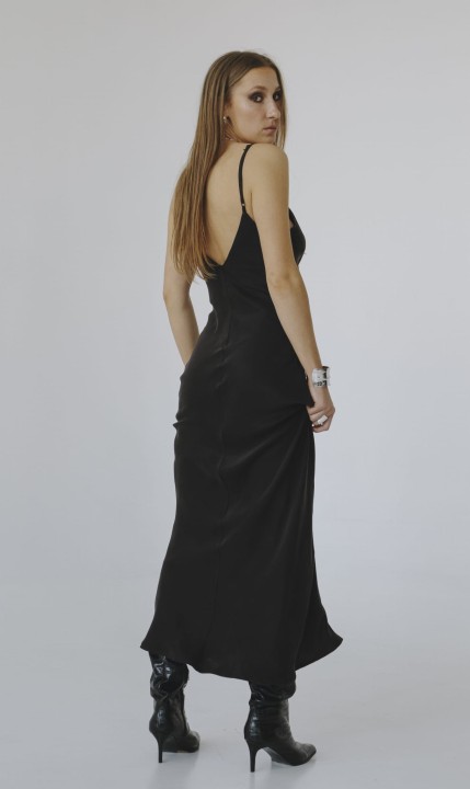 czarna sukienka bez plecow