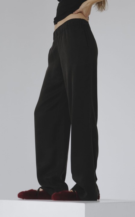 lejace spodnie z gumka w pasie