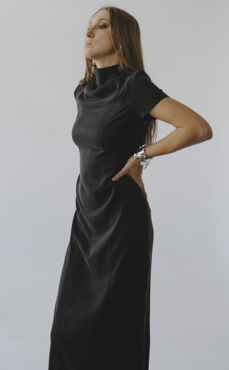 olowkowa elegancka sukienka ze stojka