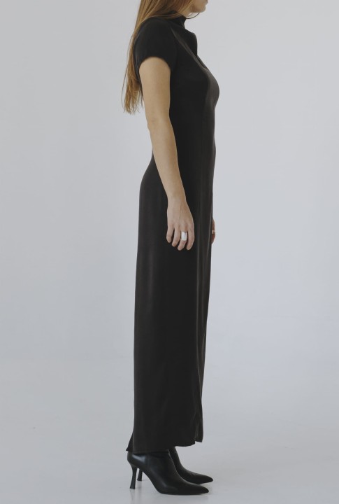 czarna prosta sukienka maxi