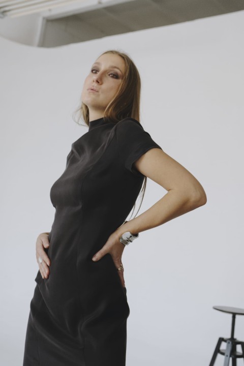 czarna sukienka z rekawkiem