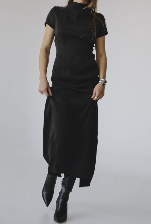 czarna sukienka ze stojka