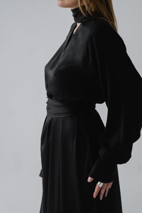 czarna trapezowa sukienka z dlugim rekawem