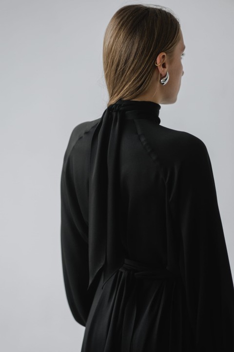 dluga sukienka z szarfa pod szyja i paskiem