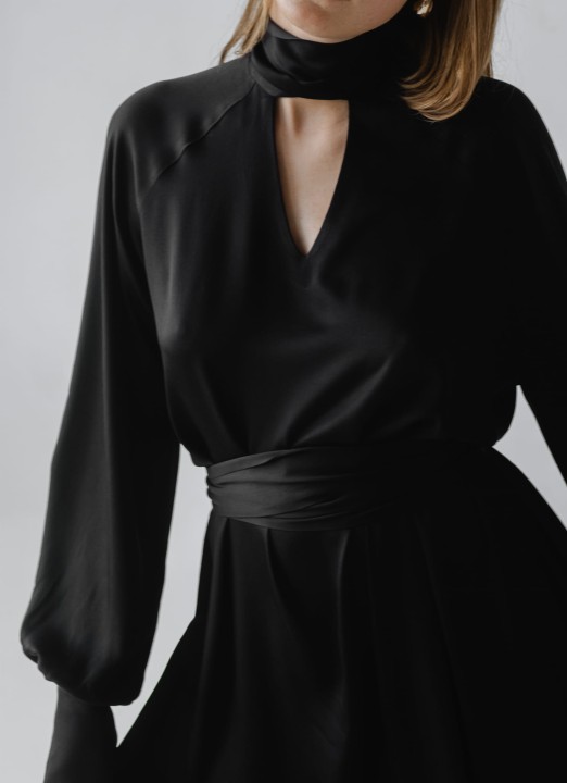 czarna elegancka sukienka na wesele