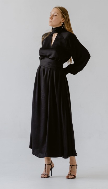 czarna dwustronna sukienka z szarfa pod szyja