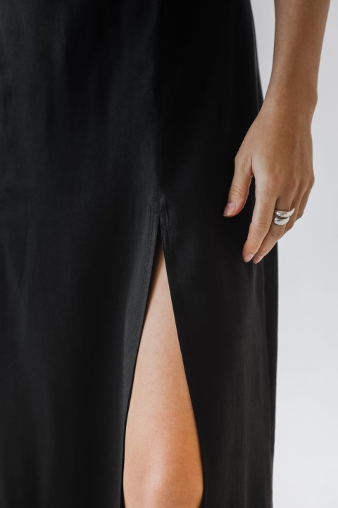 czarna sukienka z rozporkiem