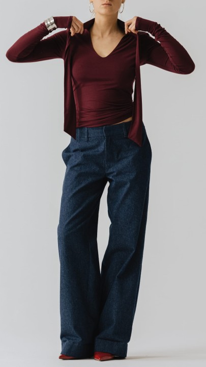 dzianinowa bluzka z szarfa pod szyja