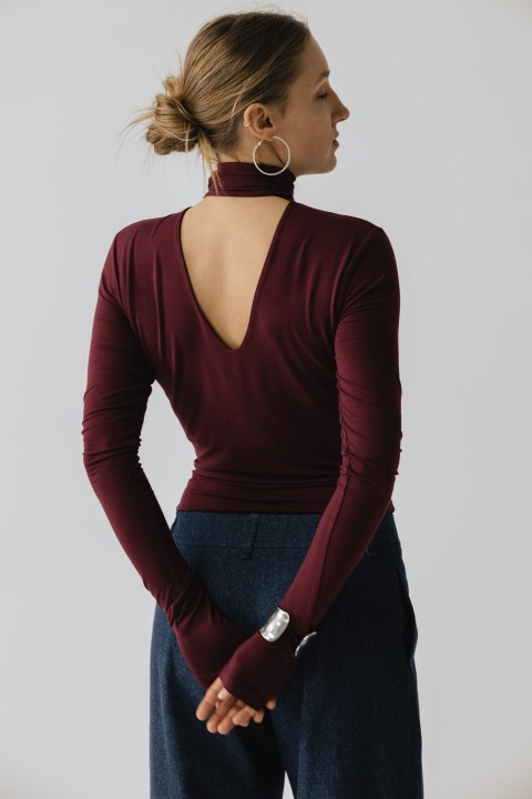 bordowa bluzka z dekoltem na plecach