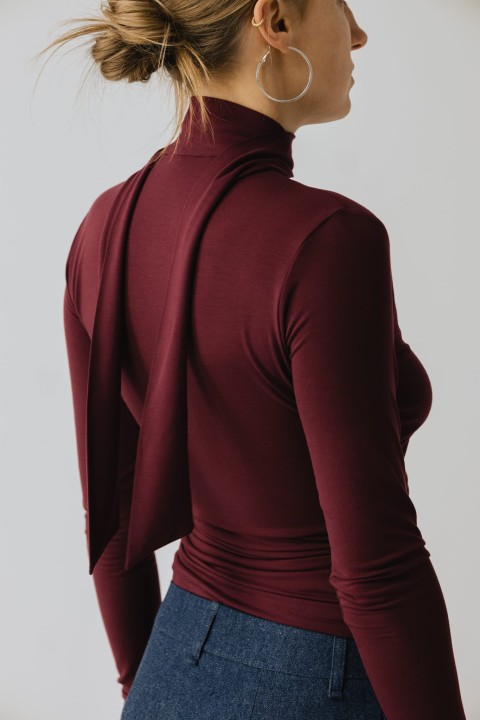 bordowa bluzka z wiazaniem pod szyja