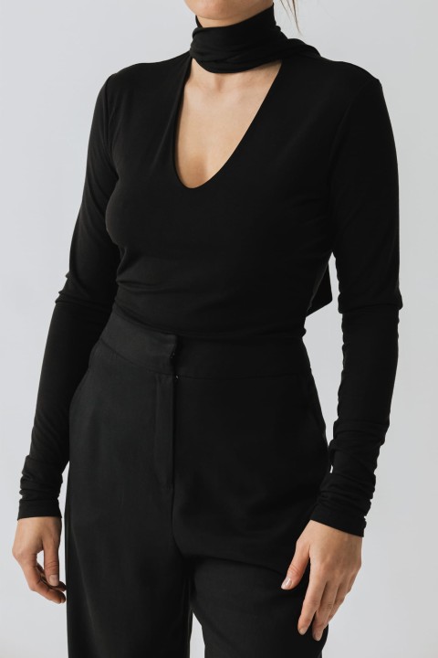 dzianinowa czarna bluzka z dekoltem V