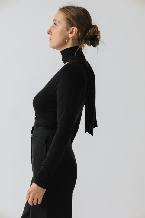 dzianinowa bluzka z wiazaniem pod szyja