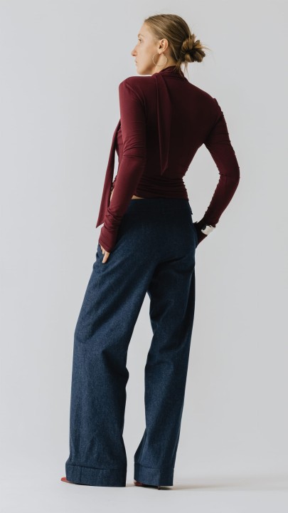 niebieskie spodnie jeansowe z prosta nogawka