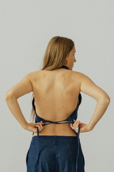 jeansowy niebieski top bez plecow