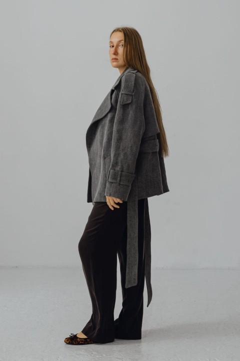 szary krotki plaszcz lniany