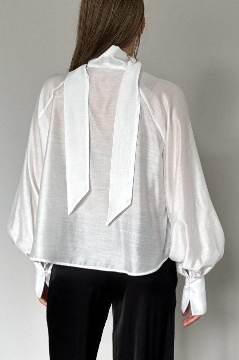 biała koszula z szarfa