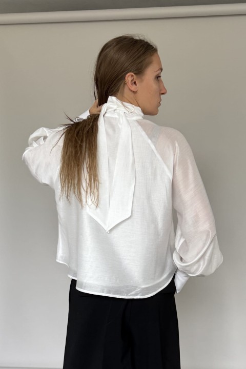 prosta biala koszula z szarfa