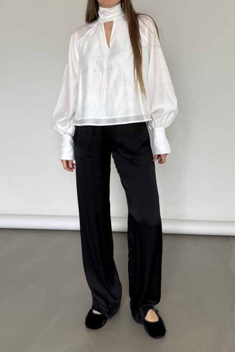 biala luzna koszula z szarfa pod szyja